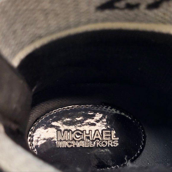 Michael Kors Kendra Bootie Size 7. - Picture 3 of 6